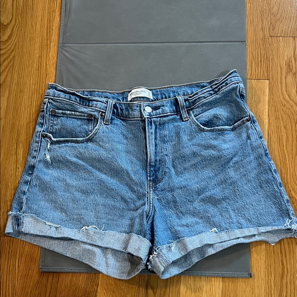 Abercrombie & Fitch mid rise baggy short